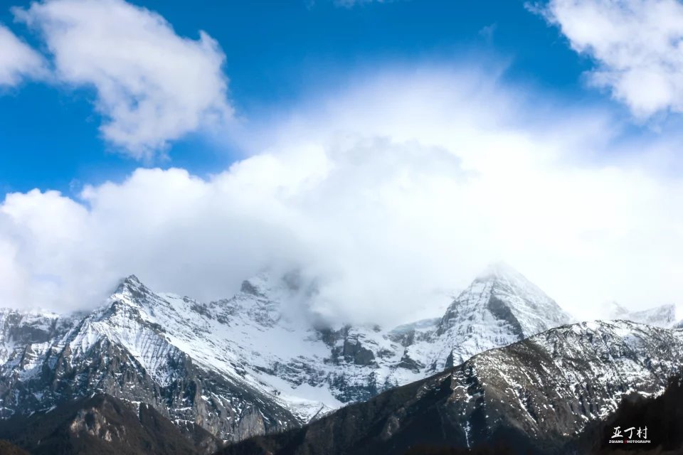 比拉萨还高一千多米的亚丁，该如何面对高反，吃红景天吗？