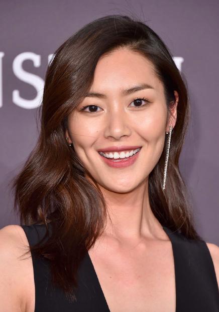 刘雯着绿色露腰上衣大秀好身材,刘雯保暖内衣走秀