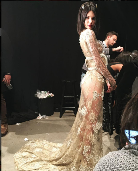 刘雯着绿色露腰上衣大秀好身材,刘雯保暖内衣走秀