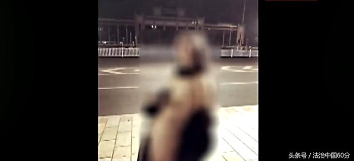 广西街头一名女模特公然裸露敏感部位拍视频