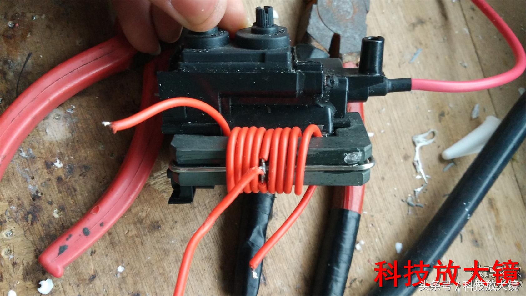 特斯拉线圈闪电制作教程,特斯拉线圈人造闪电原理及制作