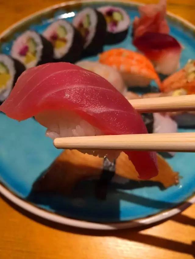 听着海浪声用餐,听着海浪吹着海风吃饭