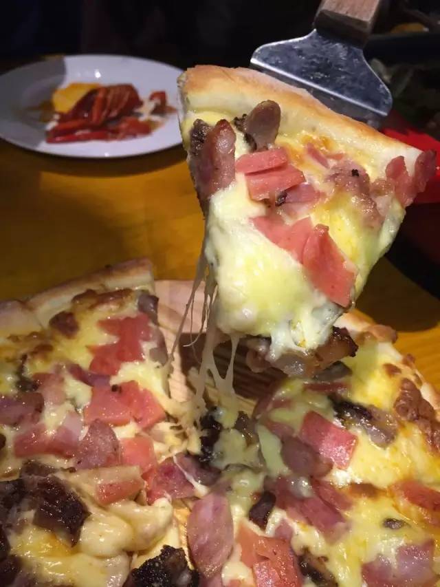 听着海浪声用餐,听着海浪吹着海风吃饭