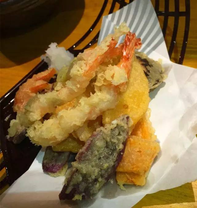 听着海浪声用餐,听着海浪吹着海风吃饭