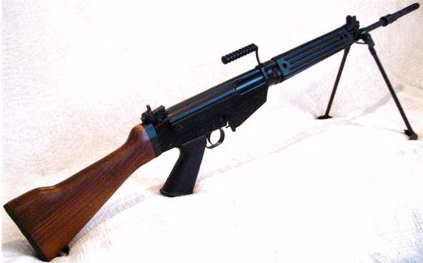 fal和akm哪个子弹威力大,最好的7.62步枪fal