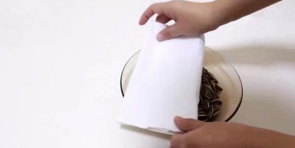 一张纸，就让受潮的坚果恢复酥脆，你信吗？