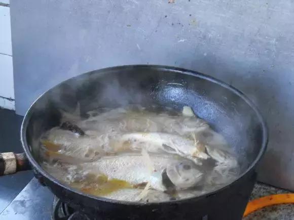 哪种海鱼炖鱼最好吃,海边渔民怎么炖鱼