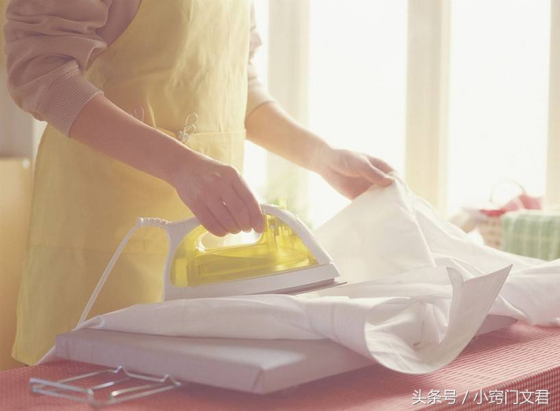 衣服熨焦痕迹怎么消除,熨衣服发亮怎样去除