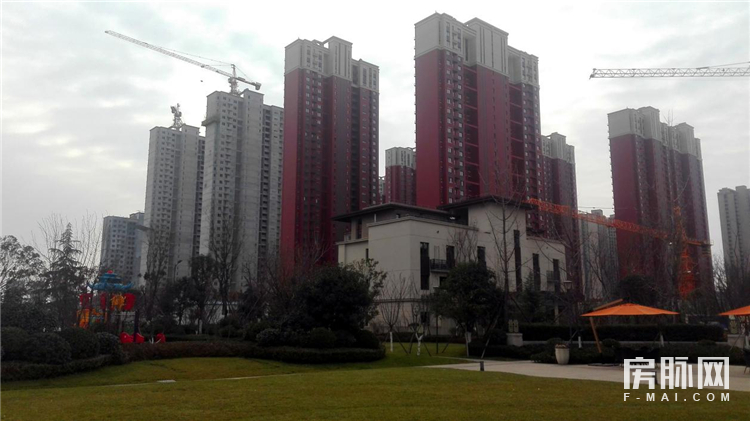 左边万科城，右边智慧城，合能公馆在长安一点也不偏！