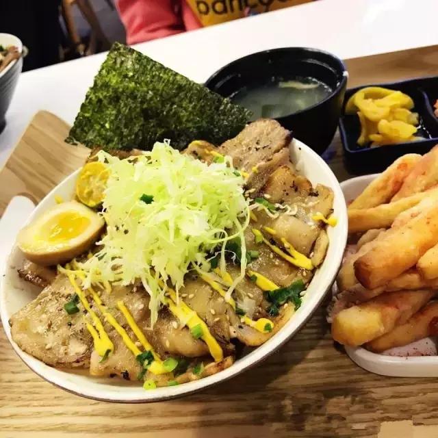 来一碗咖喱牛肉饭,一碗精致的牛丼饭