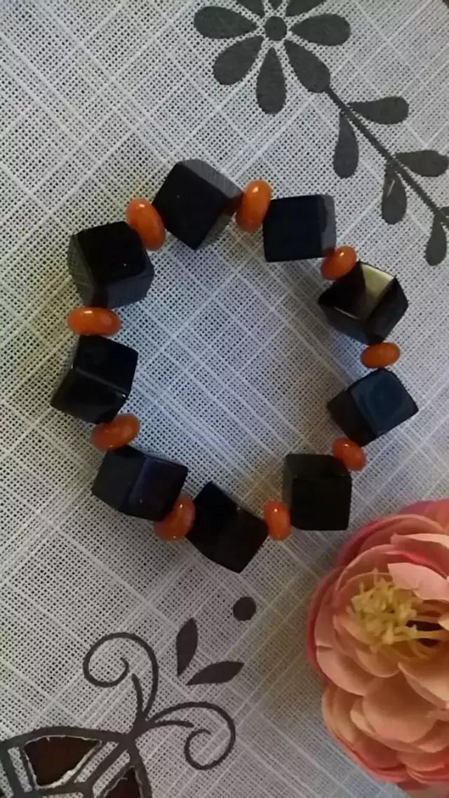 你这么丑就别戴南红了！