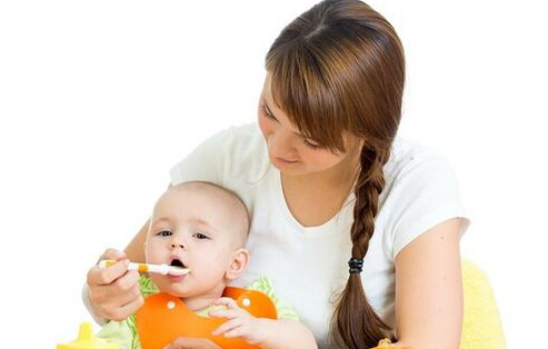 宝宝吐饭有血,宝宝吐东西是怎么回事