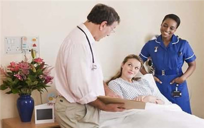 产后才是女人最难熬的时间,坐月子宝妈经历两次鬼门关