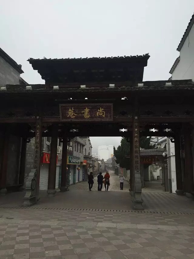 八千里路云和月的上一句,八千里路云和月一骑绝尘