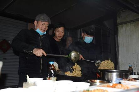 摆摊卖炒饭一年能赚100万吗,江苏卖炒饭的小伙