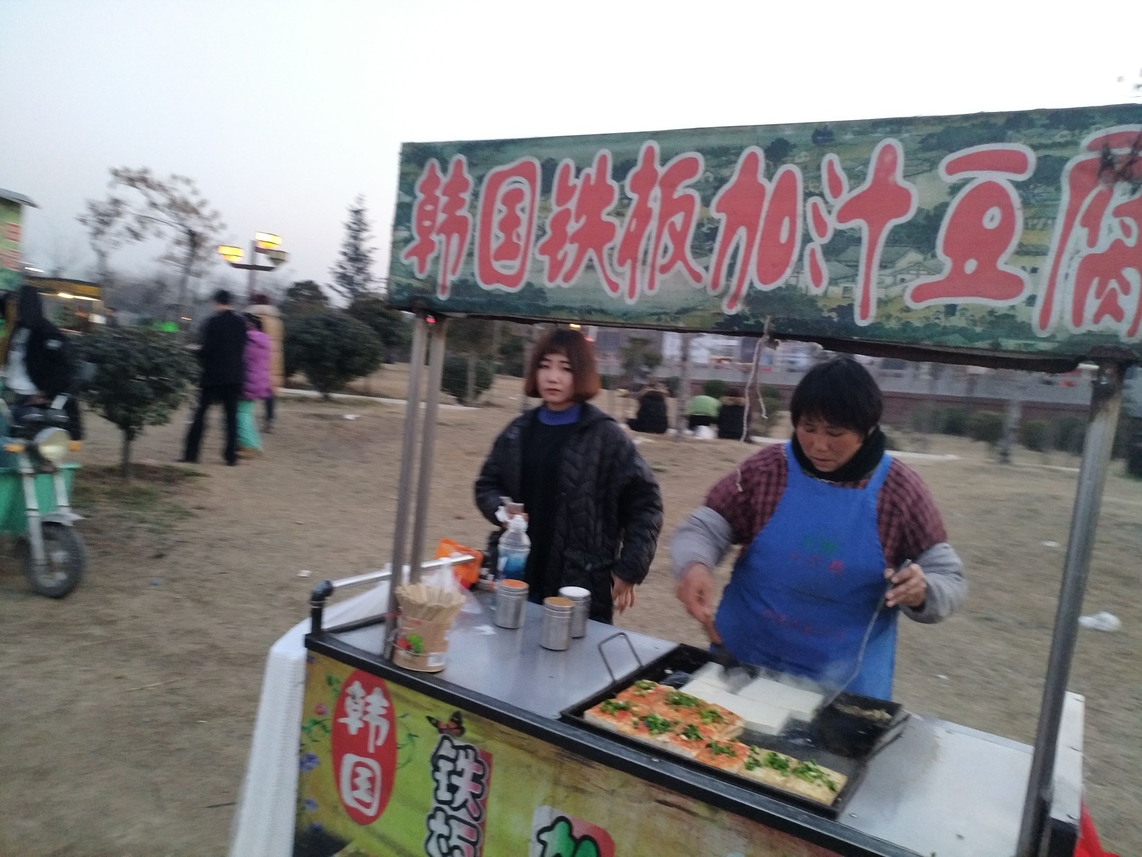 这些路边小吃：虾扯蛋、烈焰烧、大屌烧、关东煮、烤鸟蛋吃过吗？