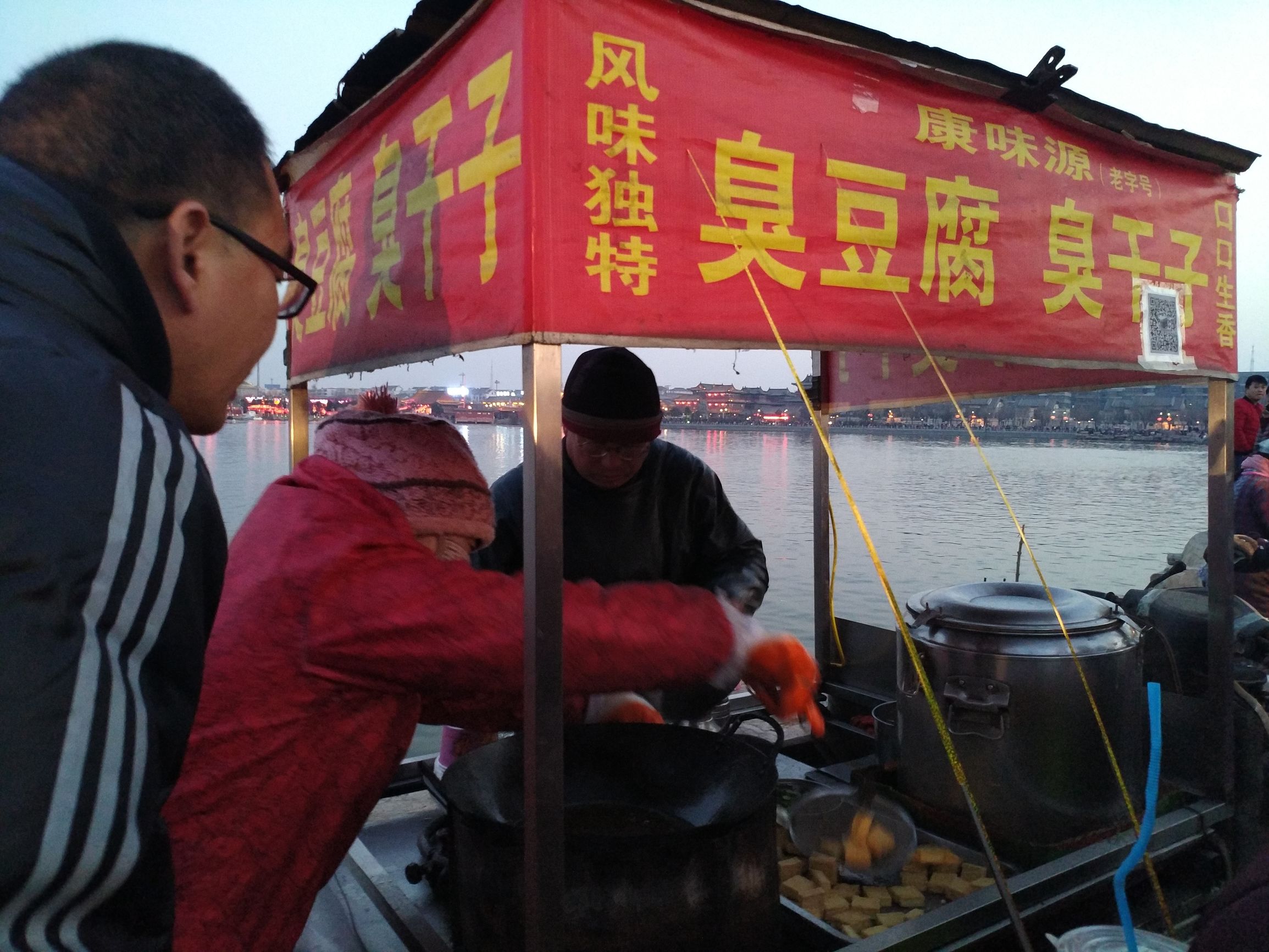 这些路边小吃：虾扯蛋、烈焰烧、大屌烧、关东煮、烤鸟蛋吃过吗？