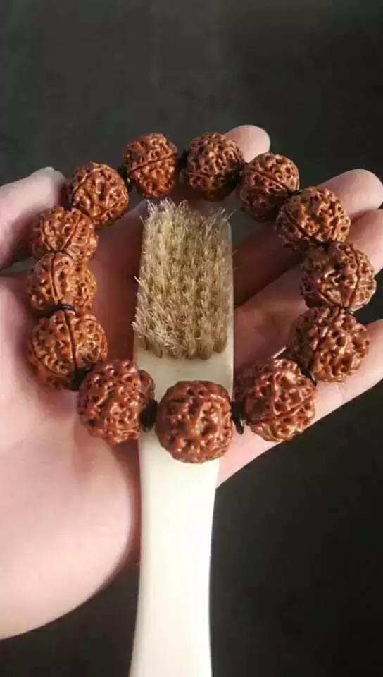 你这么丑就别戴南红了！