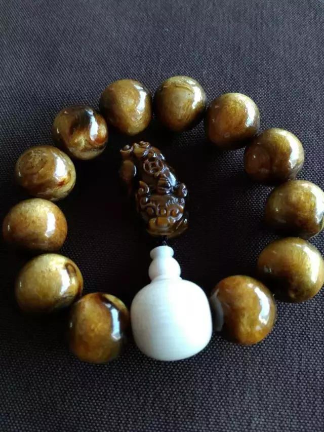 你这么丑就别戴南红了！