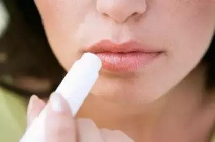 嘴唇干燥可以舔吗？为什么？