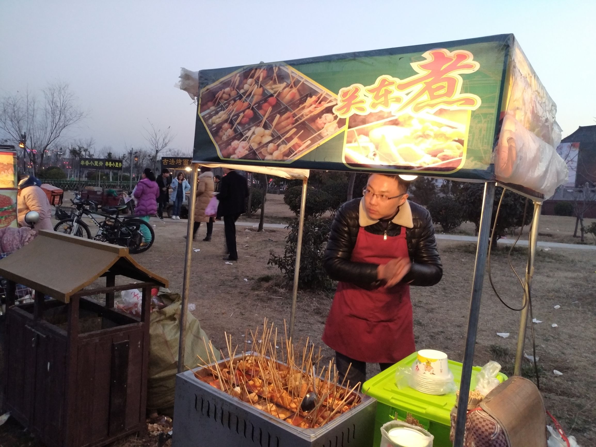 这些路边小吃：虾扯蛋、烈焰烧、大屌烧、关东煮、烤鸟蛋吃过吗？