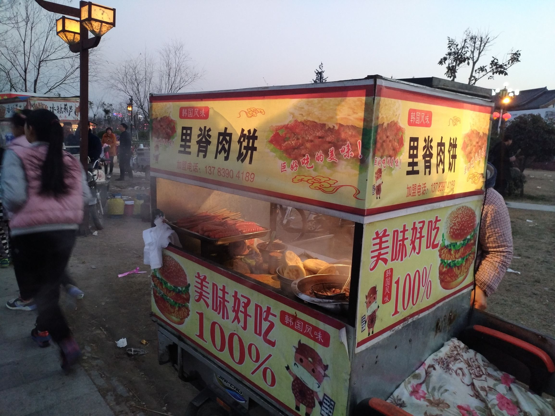 这些路边小吃：虾扯蛋、烈焰烧、大屌烧、关东煮、烤鸟蛋吃过吗？