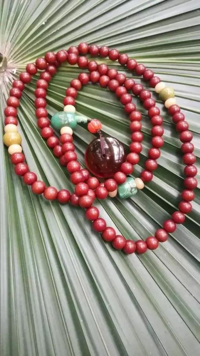 你这么丑就别戴南红了！