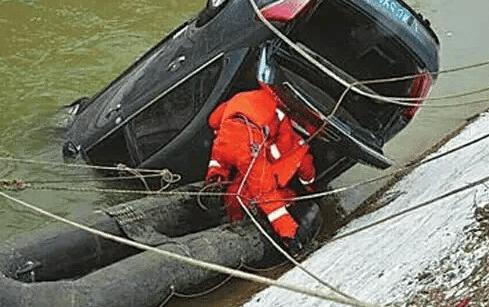 车掉水里如何自救视频,车掉水里自救最佳时间