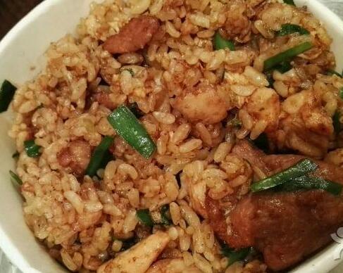 摆摊卖炒饭一年能赚100万吗,江苏卖炒饭的小伙