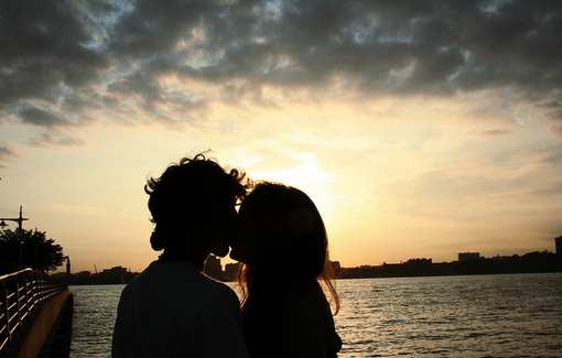 唯美的黑白浪漫海边情侣图片,情侣手牵手图片大全唯美伤感