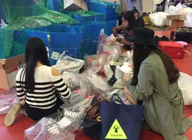 把15公斤行李穿上身！澳洲创意公司发明省钱“登机外套”