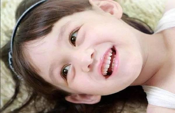 幼儿几岁刷牙用牙膏,宝宝几岁开始用牙膏刷牙合适