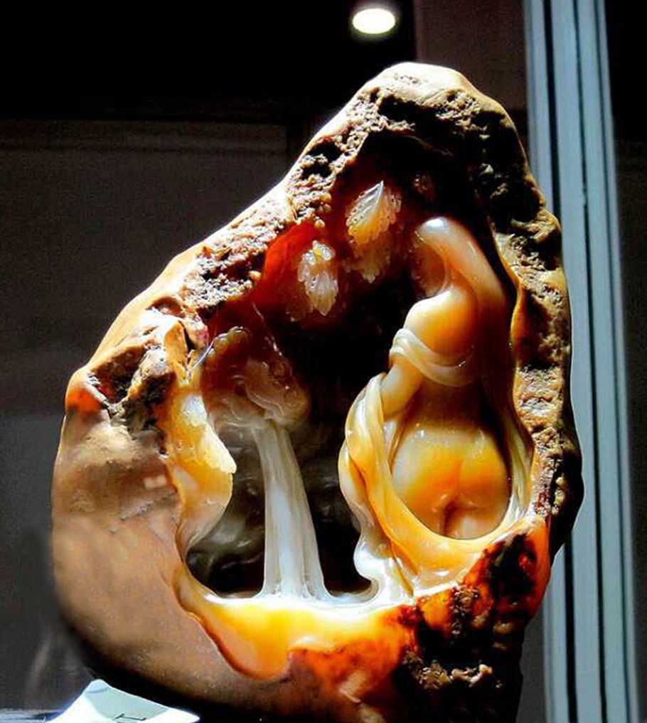 和田玉籽料原石新疆店,新疆和田玉店里