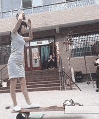 过马路一定要减速慢行,过马路一定要慢点走