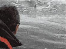 妹子你知道吗？衣服破了个口子，快点回去补补吧！