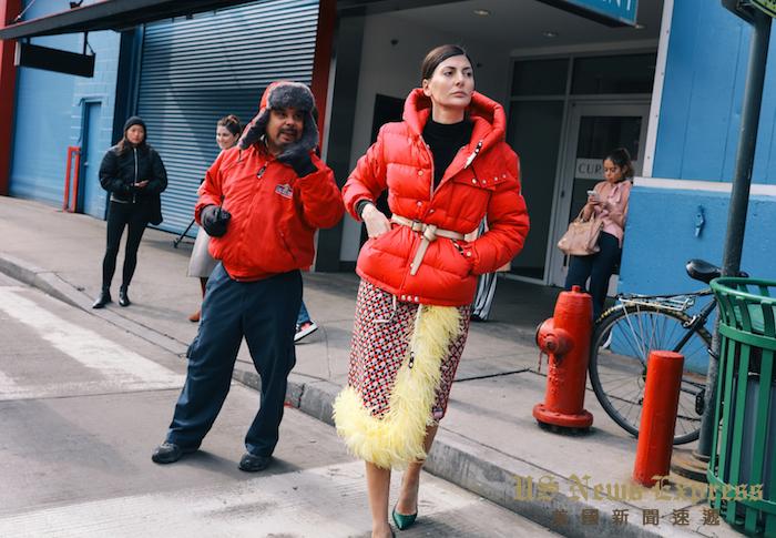 羽绒服米兰时装周休闲街拍 (时装周黑色羽绒穿搭)