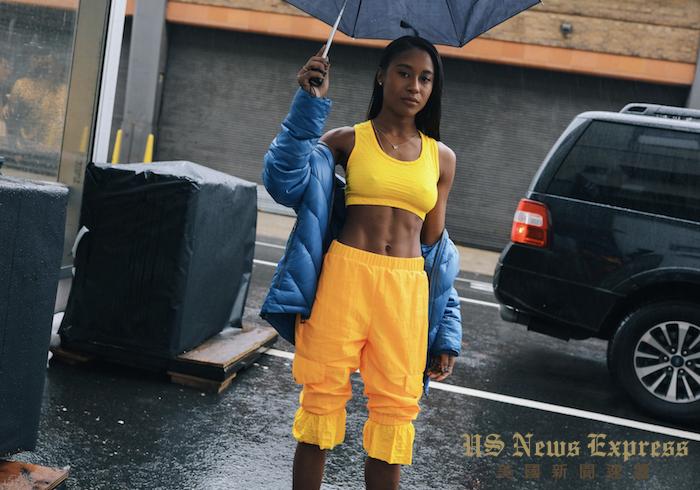 羽绒服米兰时装周休闲街拍 (时装周黑色羽绒穿搭)