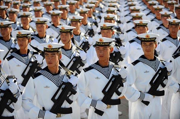 水兵穿这套服装走在那里都备受瞩目,但裤子为何设计成女式模样