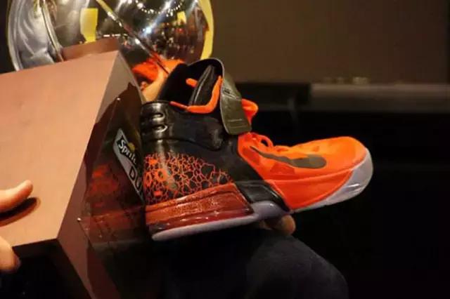 今年扣篮大赛上脚球鞋,乔丹扣篮大赛穿的球鞋