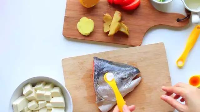 黄磊三文鱼头汤的最佳吃法,三文鱼头汤的正宗做法视频