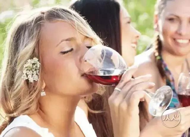 会喝酒的女人是怎样的女人,能喝酒的女人是什么样的人