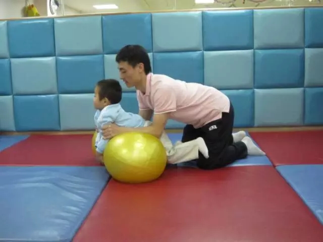 脑瘫儿头部软怎么训练,脑瘫少年头部控制训练方法