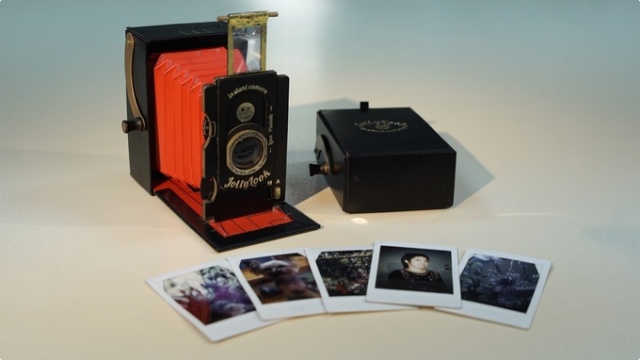 全球首个由再生纸板制成的拍立得,复古情怀满满!