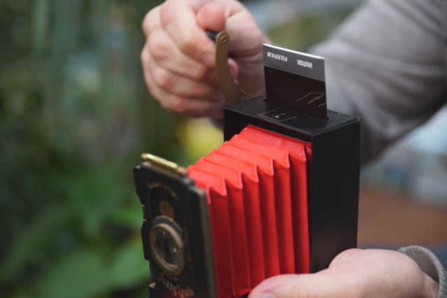 全球首个由再生纸板制成的拍立得,复古情怀满满!