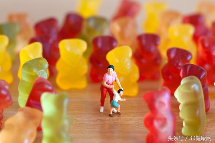 孩子老吃糖该怎么教育呢,孩子特别爱吃糖会影响学习吗