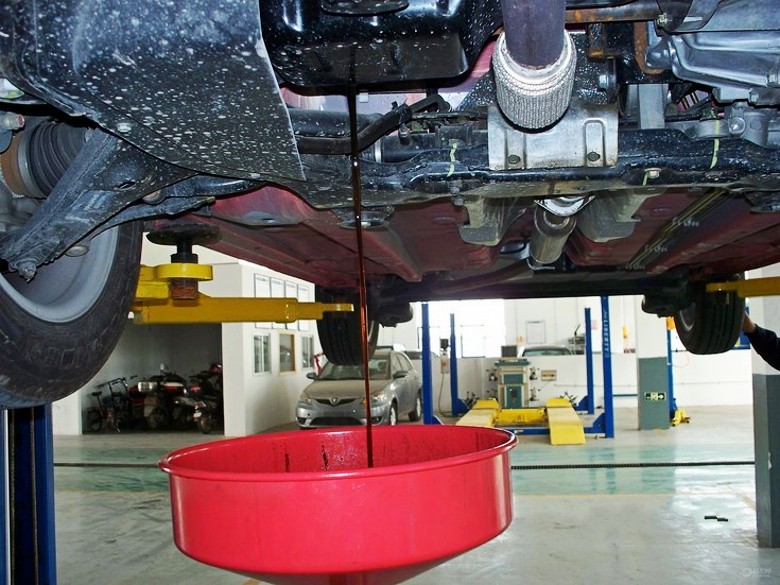 换机油剩下的机油还能加进去用吗,换机油要不要把原先的机油放出