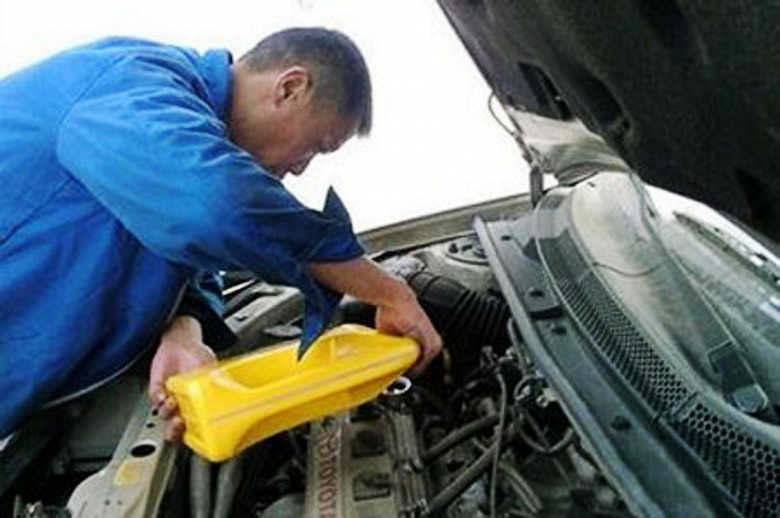 换机油剩下的机油还能加进去用吗,换机油要不要把原先的机油放出