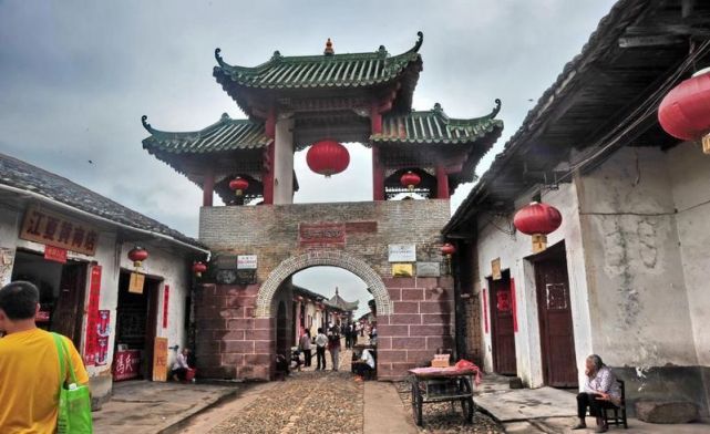 南雄珠玑古巷潘氏大宗祠面貌,广东韶关南雄珠玑古巷贵妃塔