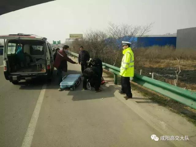 延安高交大队民警救火,高龄老人民警热心救助