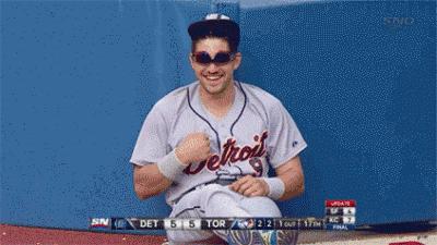 妹子你知道吗？衣服破了个口子，快点回去补补吧！